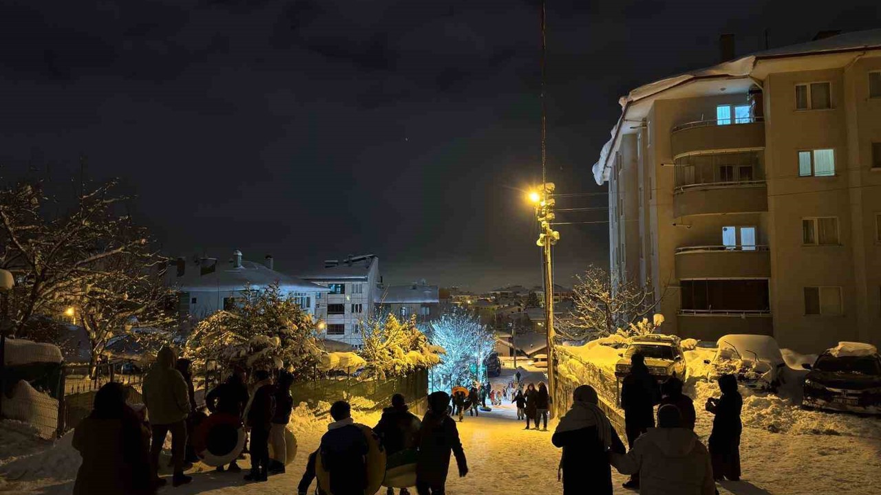 Bolu’da çocuklar gece saatlerinde karın keyfini çıkardı
