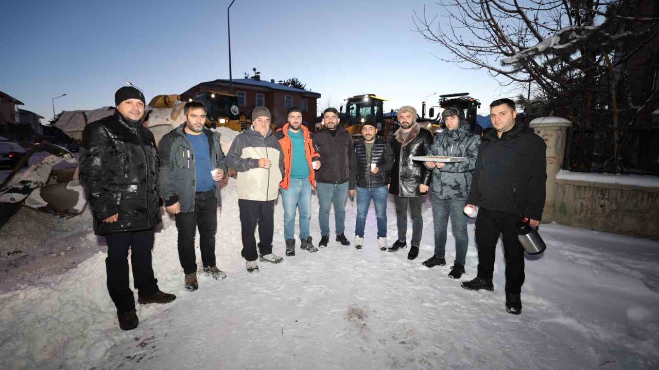 Aziziye’nin karla mücadele timlerine gece yarısı sürprizi
