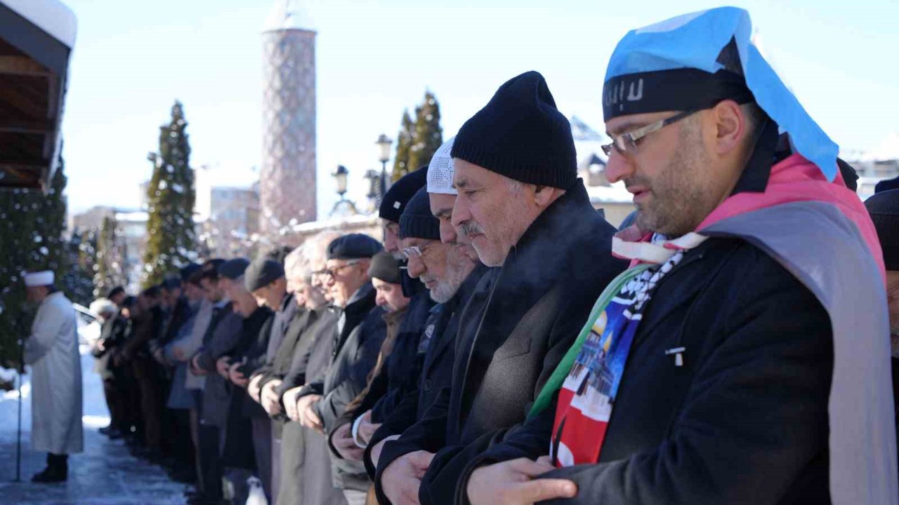 Erzurum’da şehitler için gıyabi cenaze namazı
