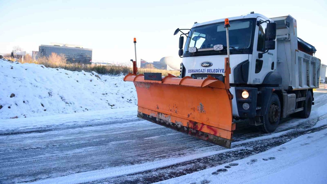 Osmangazi Belediyesi ekipleri tuzlama çalışmalarını sürdürüyor

