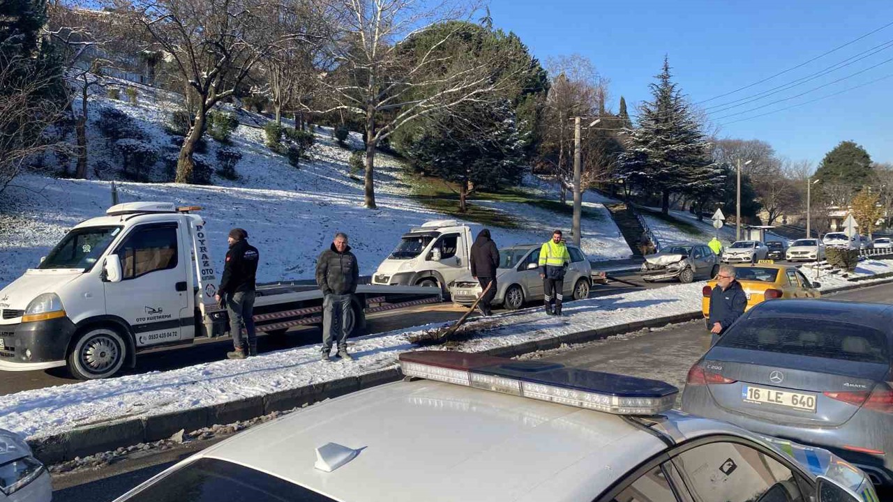 Kontrolden çıkan otomobil çarptığı aracı karşı yöne savurdu: 4 yaralı
