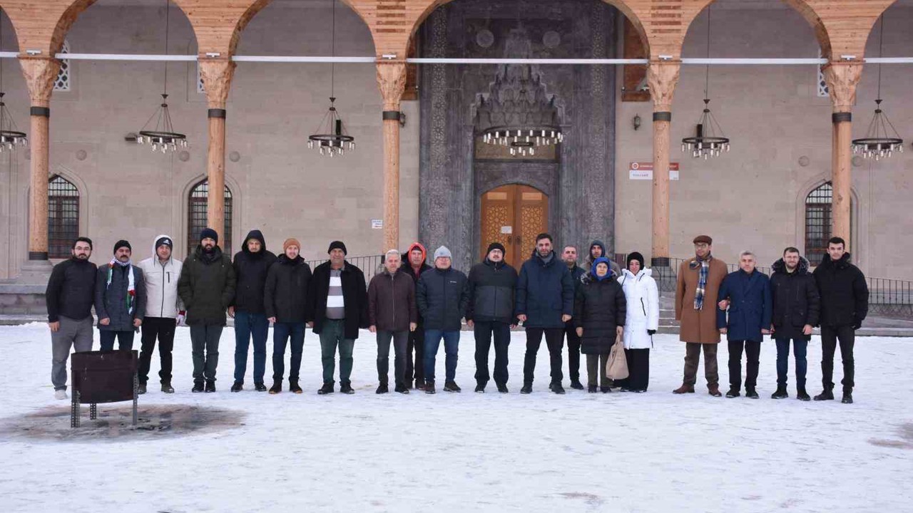 Gençler sabah namazında bir araya geldi
