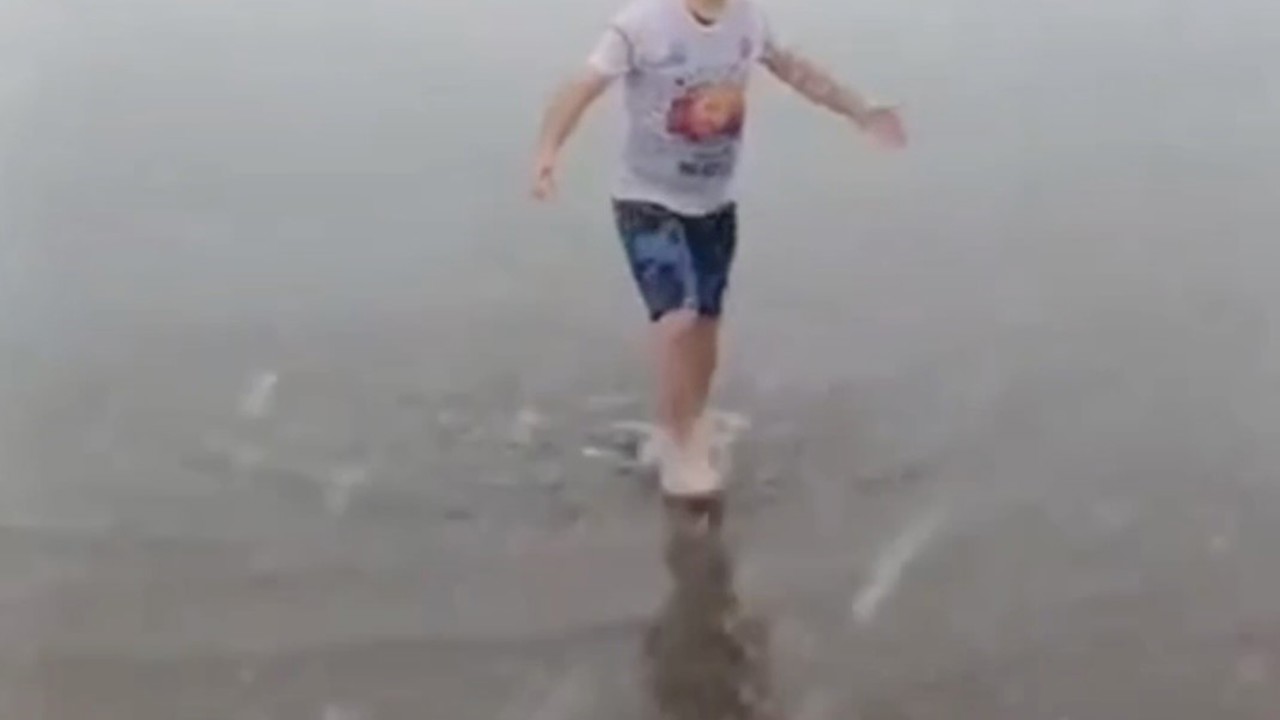 Kar altında denize girip yüzdü attı
