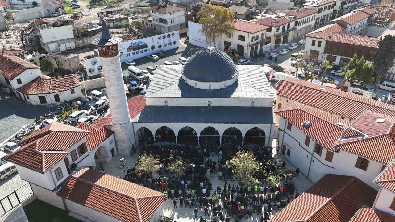 Asrın felaketinde yerle bir olan Habibi Neccar Camii’nde 6 Şubat’ın ardından ilk cuma namazı kılındı
