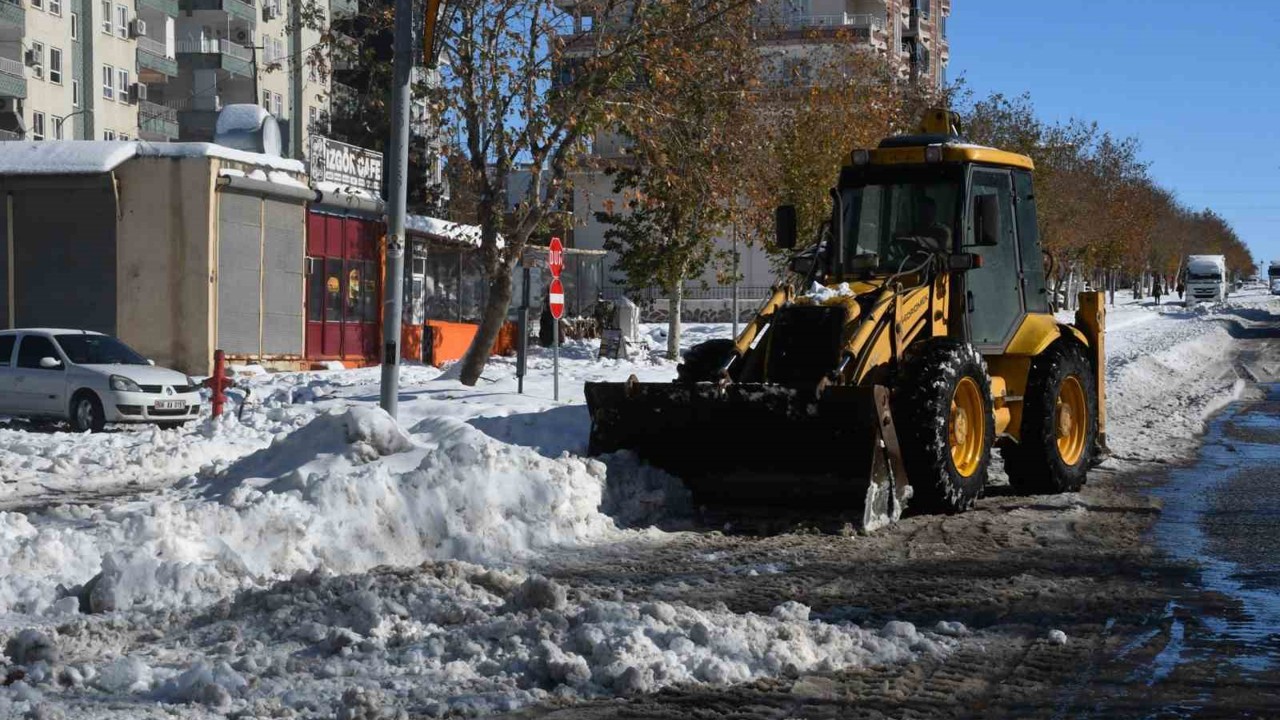 Siverek’te kar kütleleri kamyonlarla şehir dışına taşınıyor
