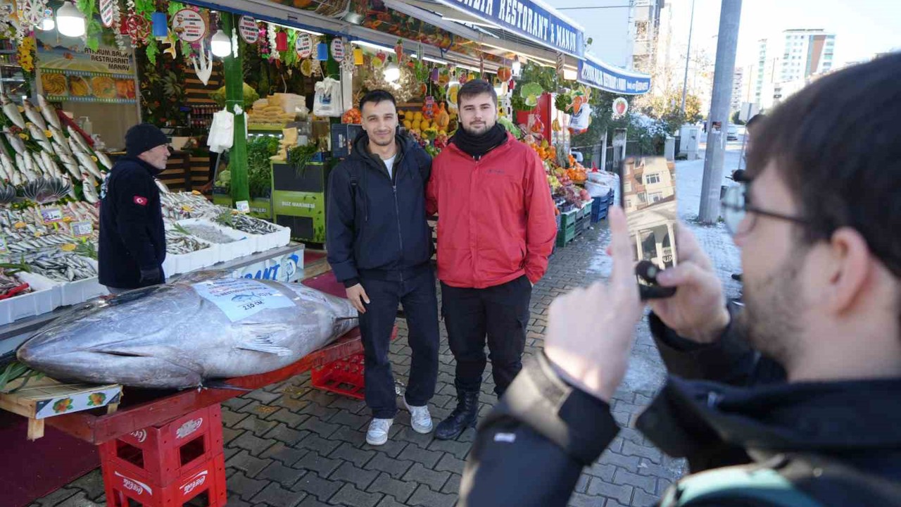 Karadeniz’de avlanan 353 kiloluk dev orkinos ilgi odağı oldu
