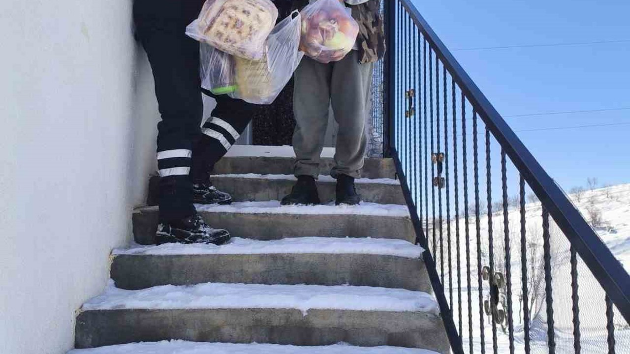 Eğil’de erzak sıkıntısı yaşayan vatandaşların ihtiyaçları giderildi
