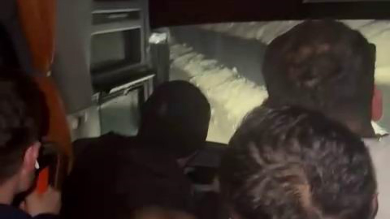 Diyarbakır’da yolcu otobüsünün devrilme anı kameralara yansıdı
