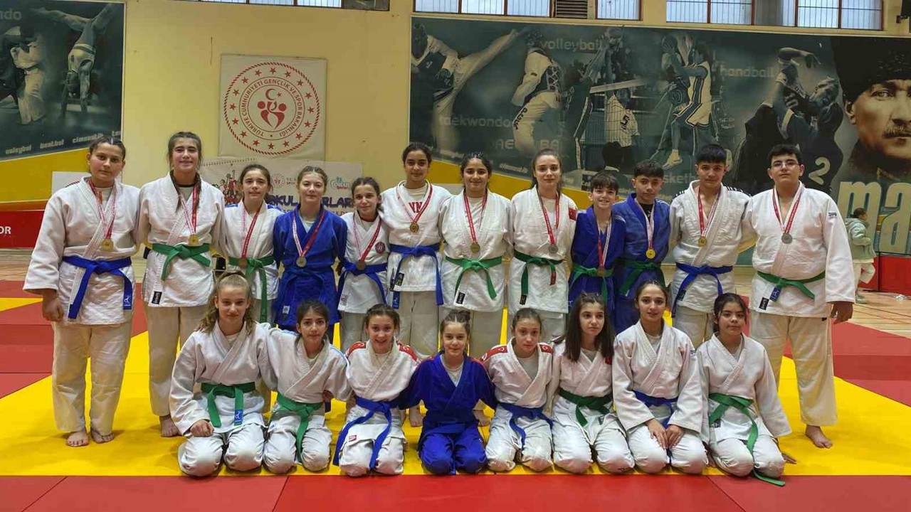 Salihli’nin yıldız judocuları il birinciliğinde madalyaları topladı
