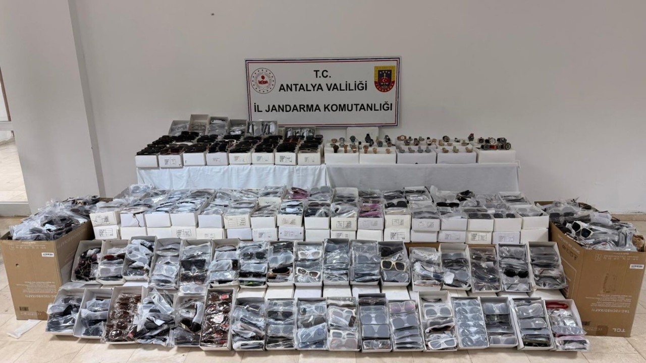 Antalya’da gümrük kaçağı güneş gözlüğü ve saat ele geçirildi
