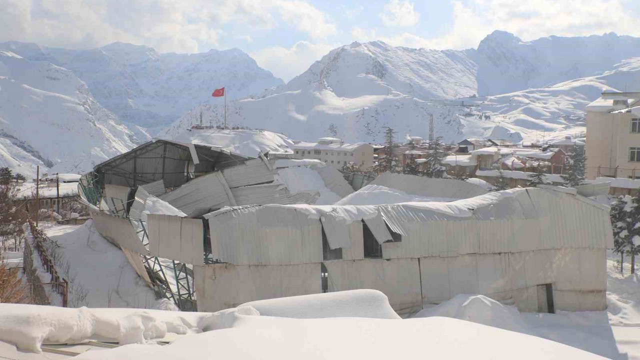 Okulların tatil olması faciayı önledi: Halı sahanın tavanı çöktü
