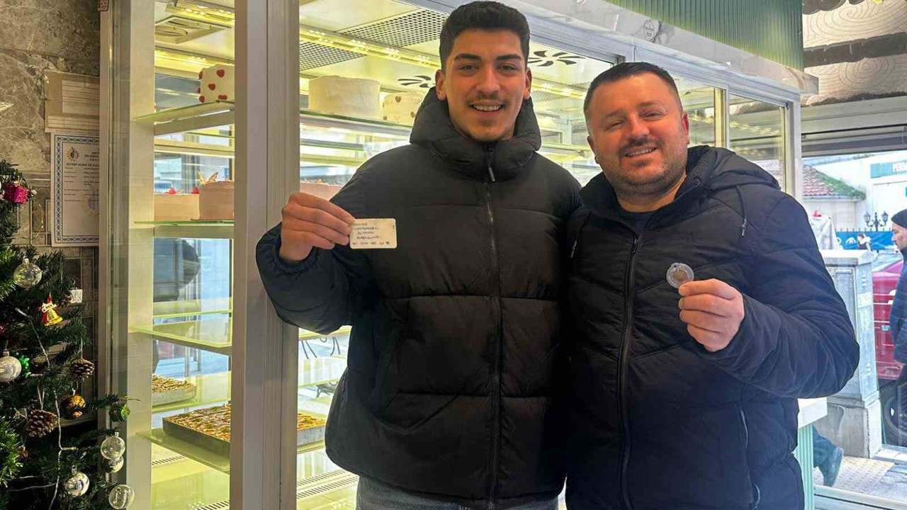 Yılbaşı pastasından altın çıkınca şaşırdı
