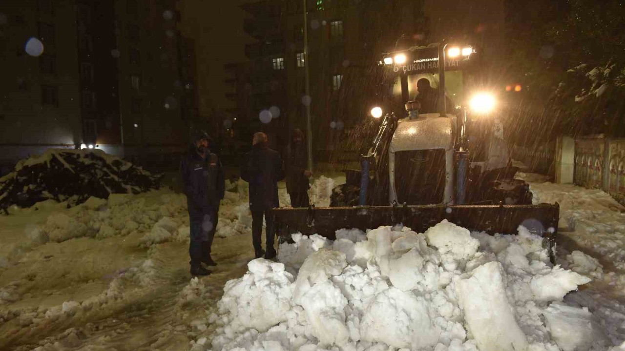 Karla kapanan kırsal mahalledeki diyaliz hastasına belediye ekipleri ulaştı
