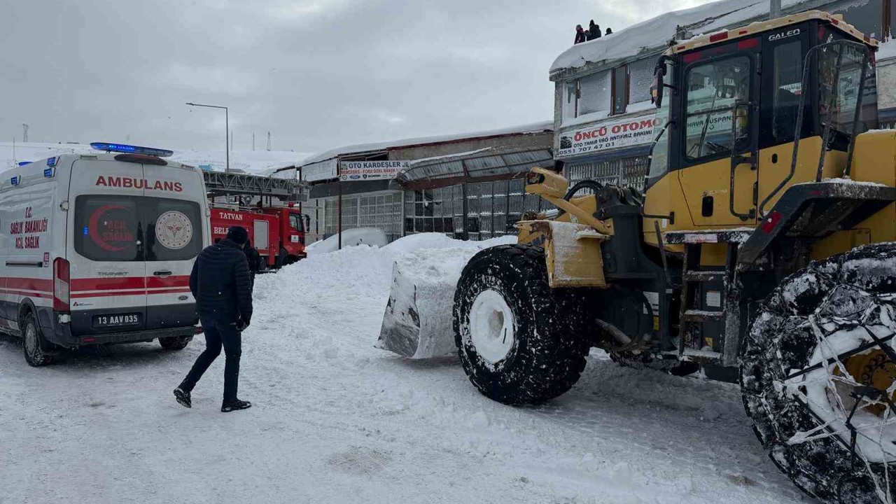 Bitlis’te karın ağırlığına dayanamayan çatı çöktü: 1 yaralı
