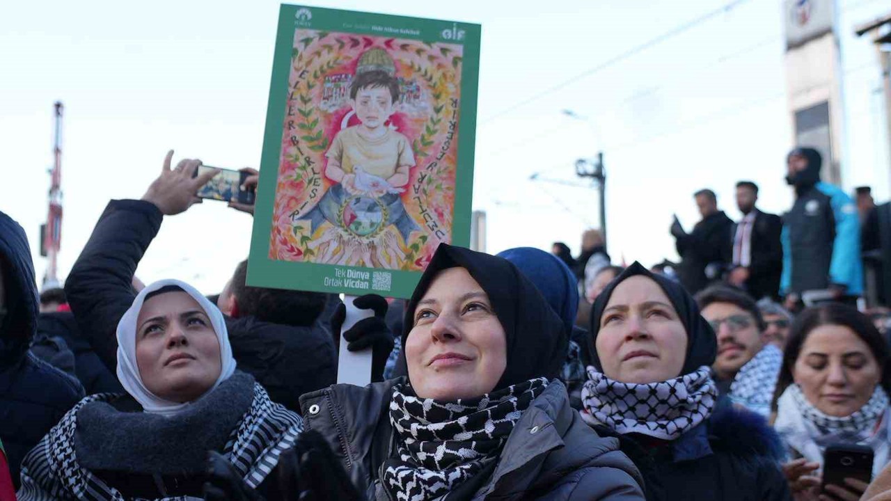 TÜRGEV, yılın ilk gününde Galata Köprüsü’nde Filistin için saf tuttu
