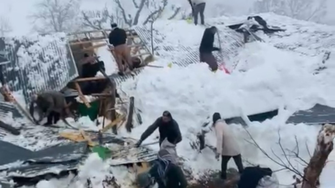 Derecik’te ahır çatısı çöktü
