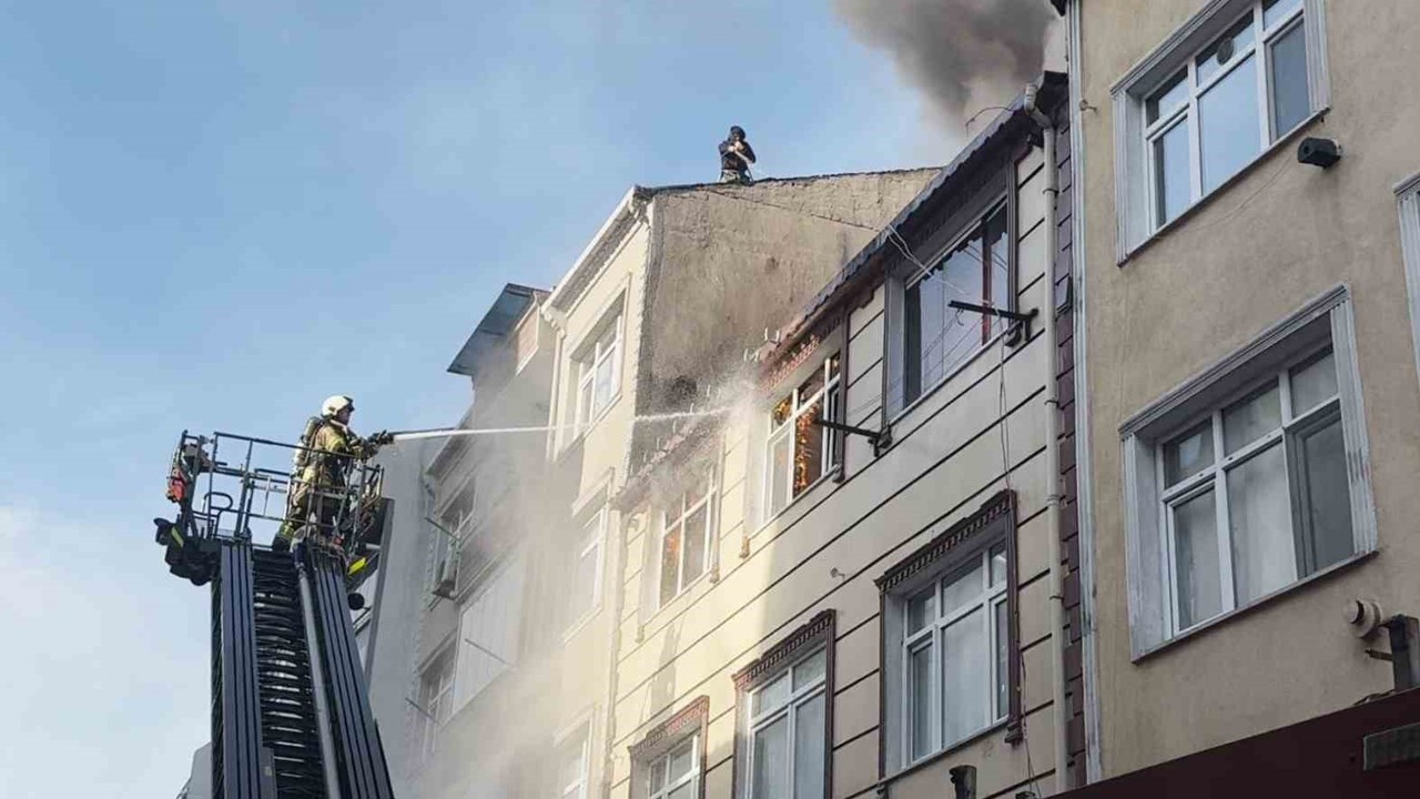 Küçükçekmece’de 3 katlı binanın çatı katı alev topuna döndü, vatandaş yangına bahçe hortumuyla müdahale etti

