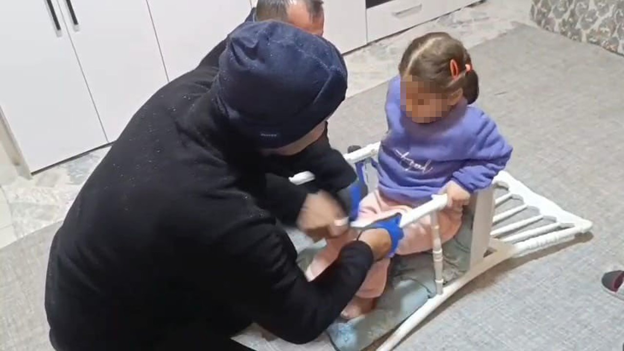 Batman’da sandalyeye sıkışan çocuğun imdadına itfaiye yetişti
