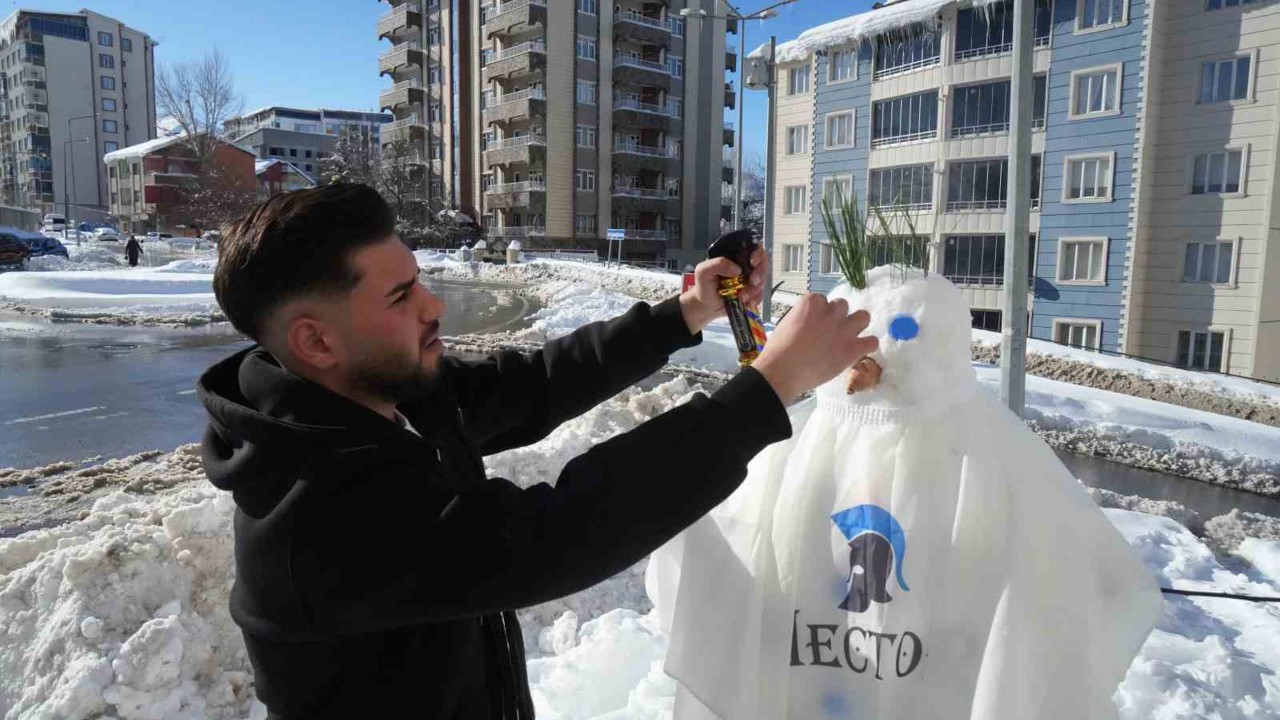 Muş’ta karı eğlenceye dönüştüren berberler, kardan adamı tıraş etti
