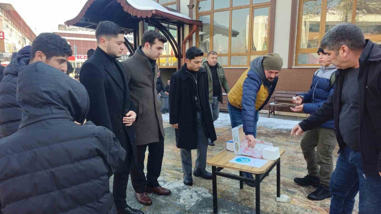 Ülkü Ocakları’ndan şehitler anısına lokum ikramı
