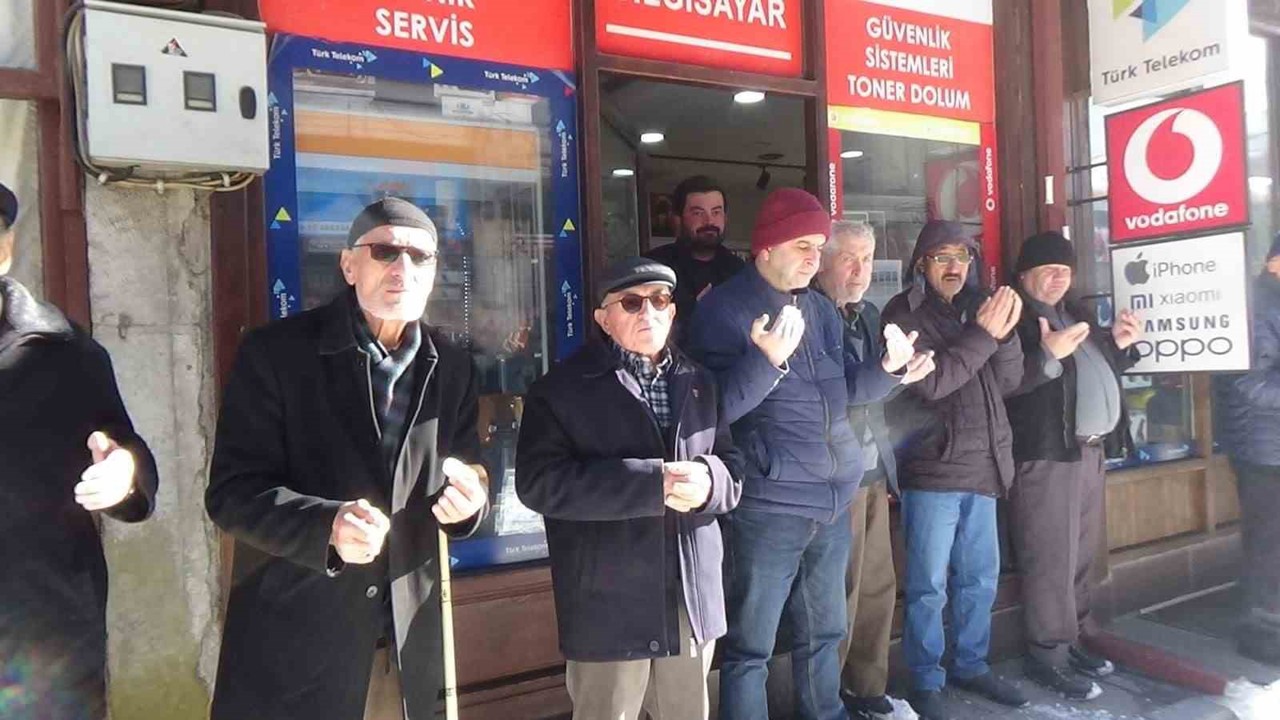 Mudurnu’da eksi 18 derecede esnaf duası geleneği sürdürüldü
