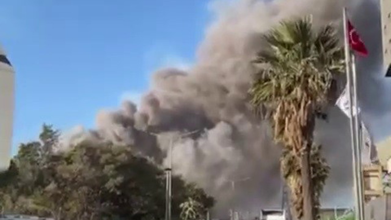 Fabrikada yaşanan patlamayla yükselen duman paniğe neden oldu
