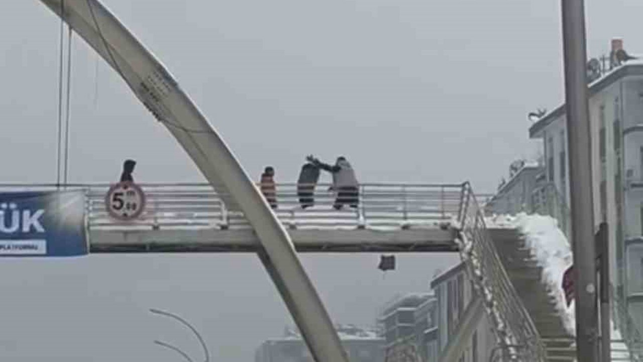 Diyarbakır’da bir şahıs çocukları öldüresiye dövdü: O anlar kamerada
