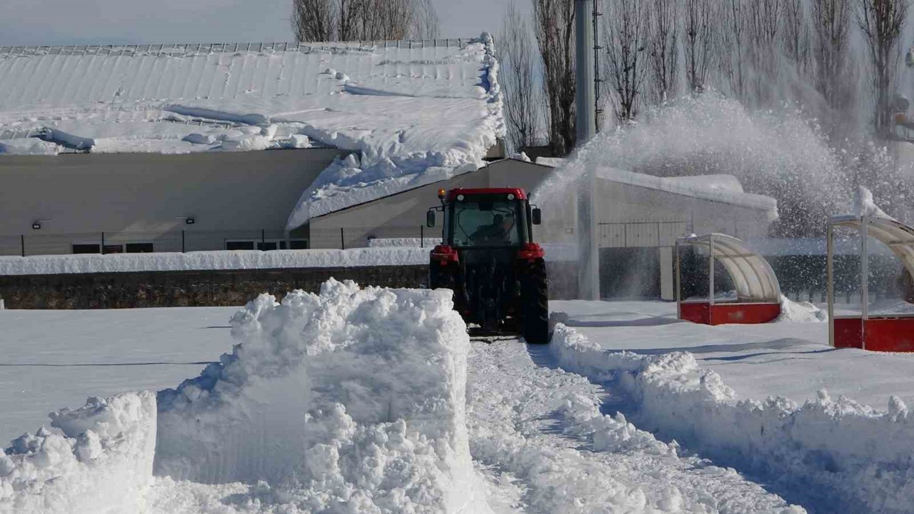 Maç öncesi saha kardan temizlendi
