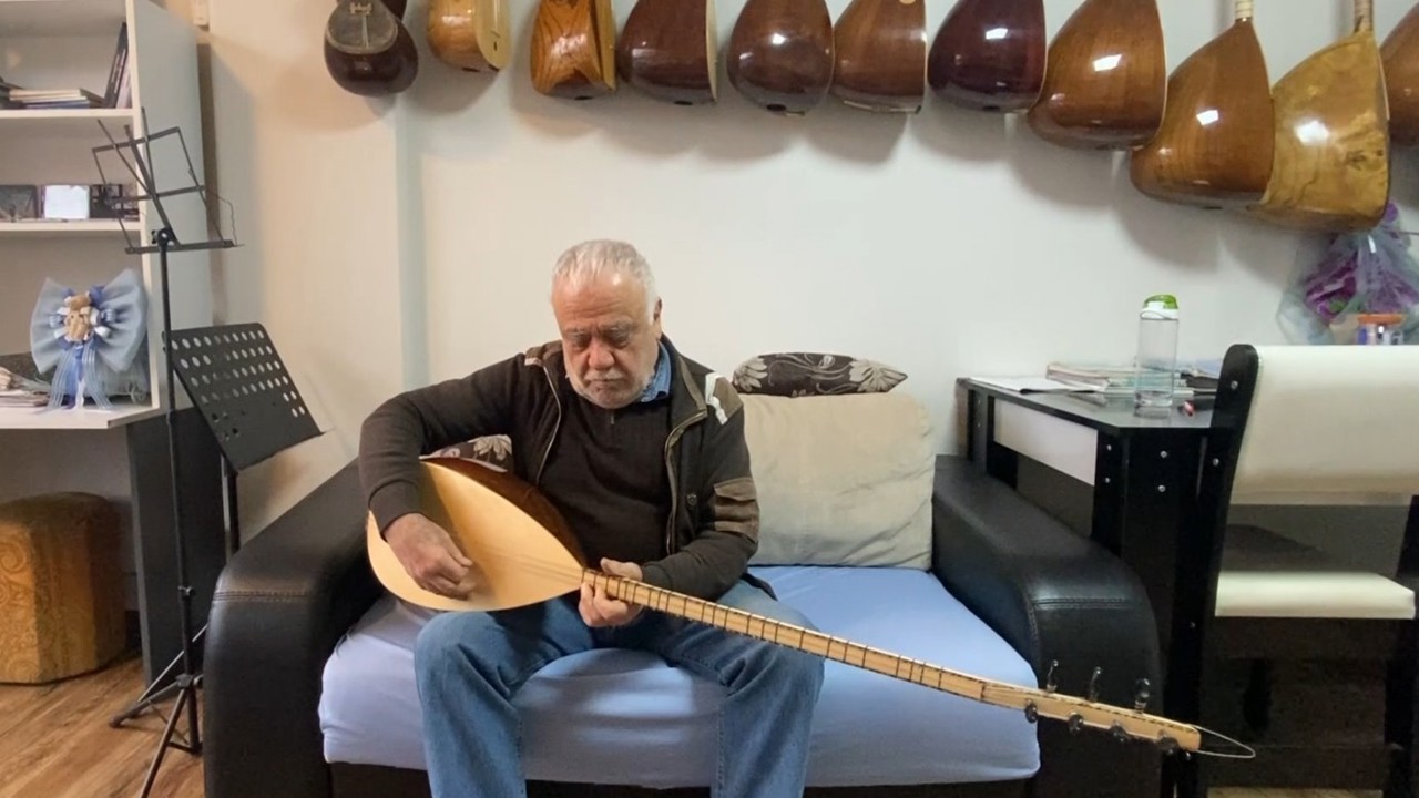 Yarım asırdır bağlamaya şekil veriyor, şimdi mesleğini çocuklarıyla sürdürüyor
