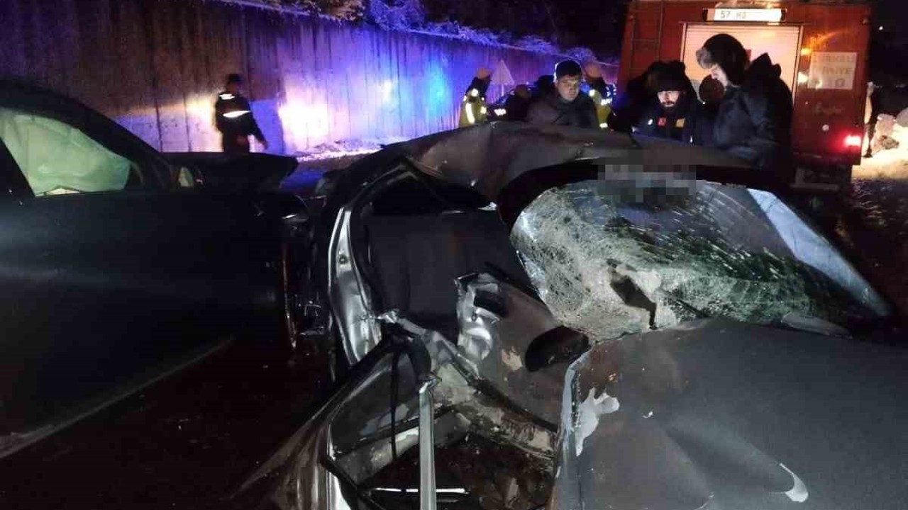 Sinop’ta iki otomobil kafa kafaya çarpıştı: 2 ölü, 3 yaralı
