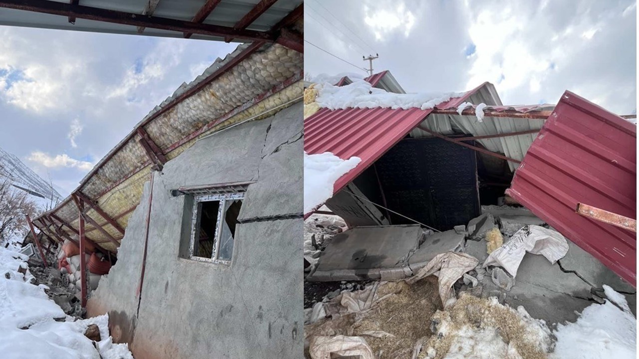 Hakkari’de karın ağırlığıyla ahır çöktü
