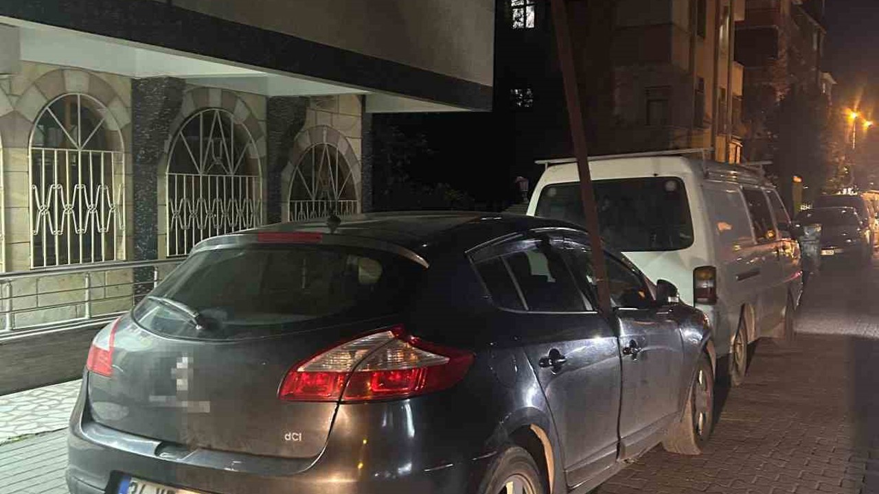 Avcılar’da şiddetli rüzgarda kopan 6 metrelik demir çubuk otomobile saplandı
