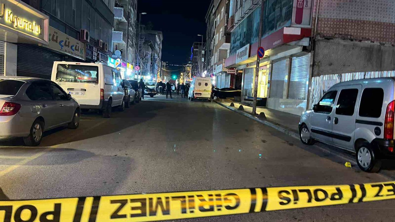 Küçükçekmece’de sokak ortasında silahlı saldırı: 2 ölü, 1 yaralı

