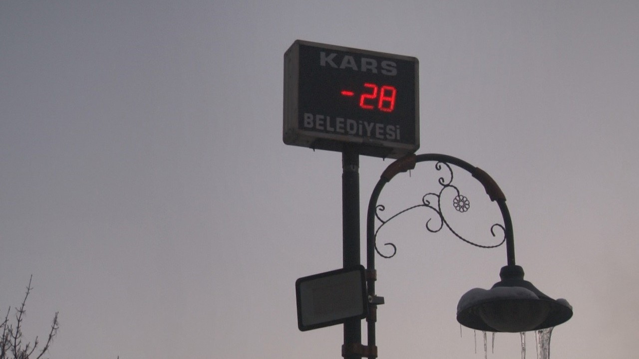 Kars buz tuttu: Termometreler eksi 28’i gösterdi
