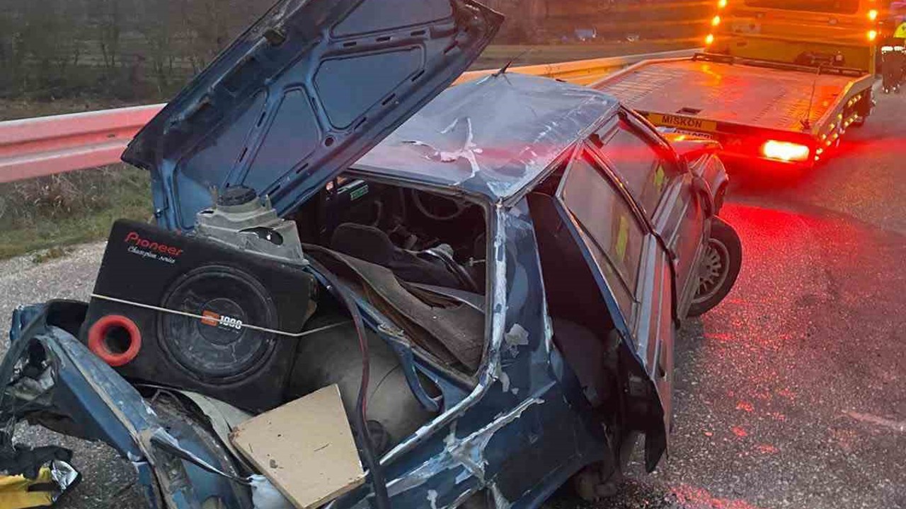 Pınarhisar’da otomobil bariyerlere çarpıp takla attı: 3 yaralı
