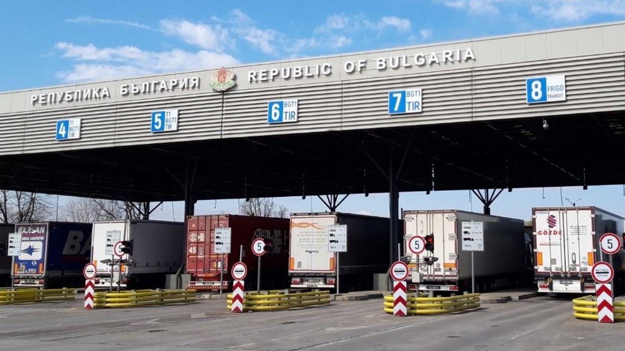 Türkiye’ye gelmek isteyen tırlardaki 85 bin euro ve 426 gram altın komşuya takıldı
