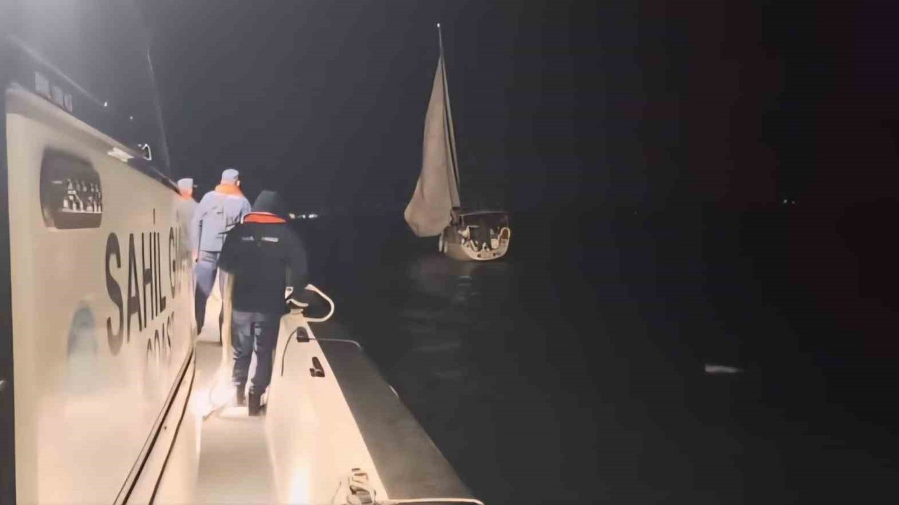 Çanakkale Boğazı’nda içinde 2 kişinin bulunduğu yelkenli tekne kurtarıldı

