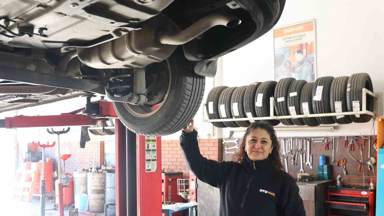 Aydın yıllar sonra buz tuttu, oto lastikçileri ek mesai yaptı
