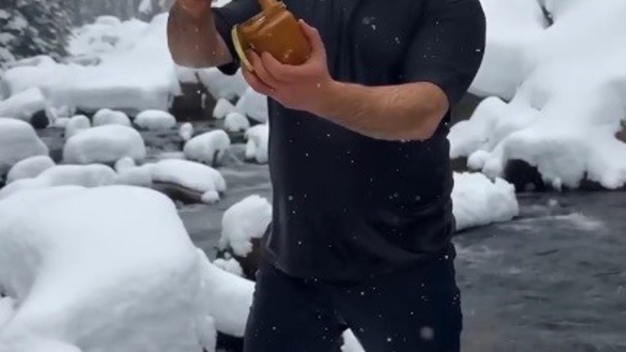 Kar ve soğuğa aldırmadı, ürününü tanıtmak için dereye girdi
