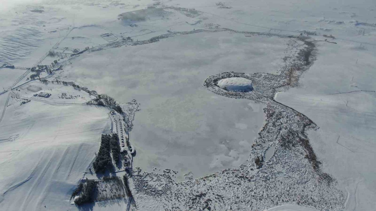 Termometreler eksi 21’i gösterdi, Hafik Gölü tamamen dondu
