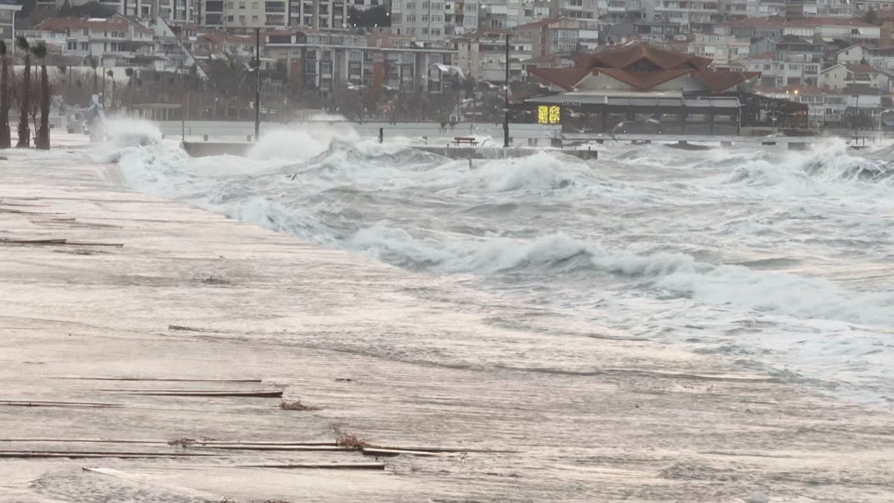 İstanbul’da lodos nedeniyle deniz seferleri iptal edildi
