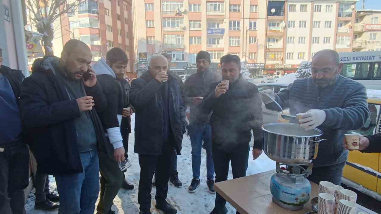 Sivas’ta yürekleri ısıtan dayanışma, karla mücadele çalışanlarına sıcak süt ikramı
