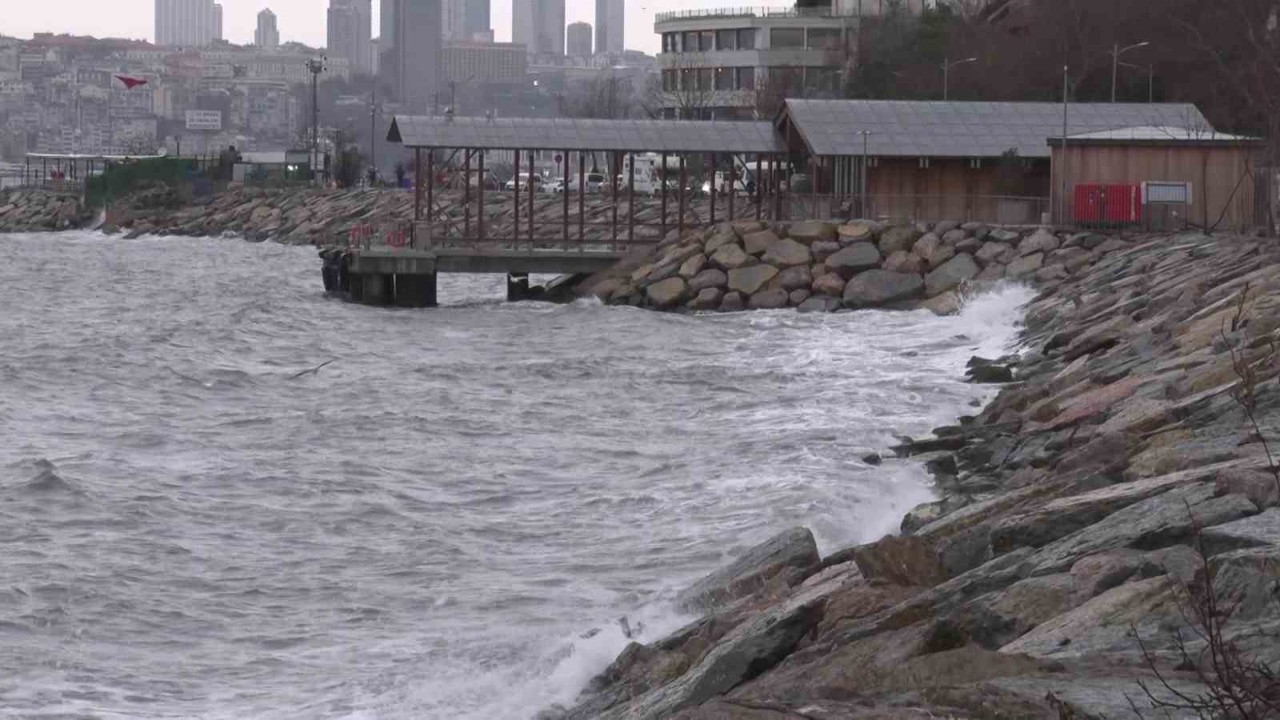 İstanbul’da lodos etkisini sürdürüyor.
