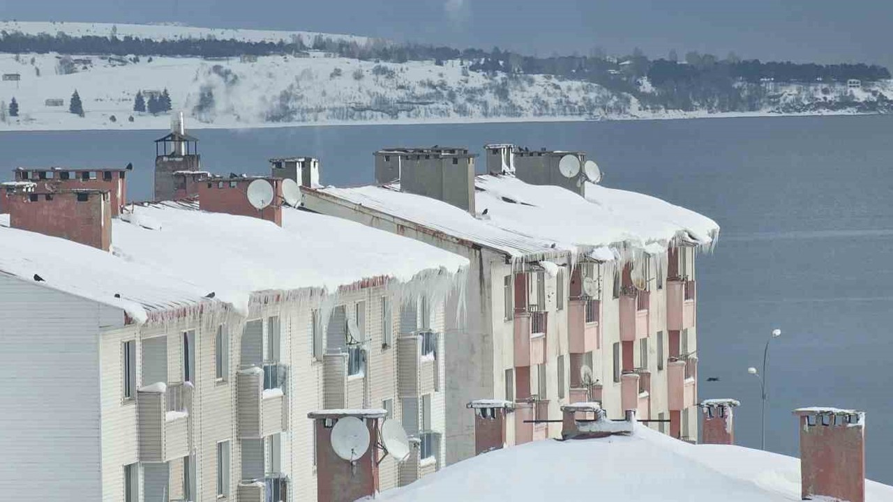 Tatvan’da sibirya soğukları etkili oluyor: Çatılarda metrelerce buz sarkıtları oluştu
