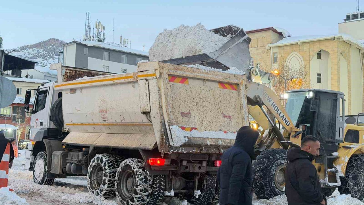 Hakkari’de tonlarca kar şehir dışına taşınıyor
