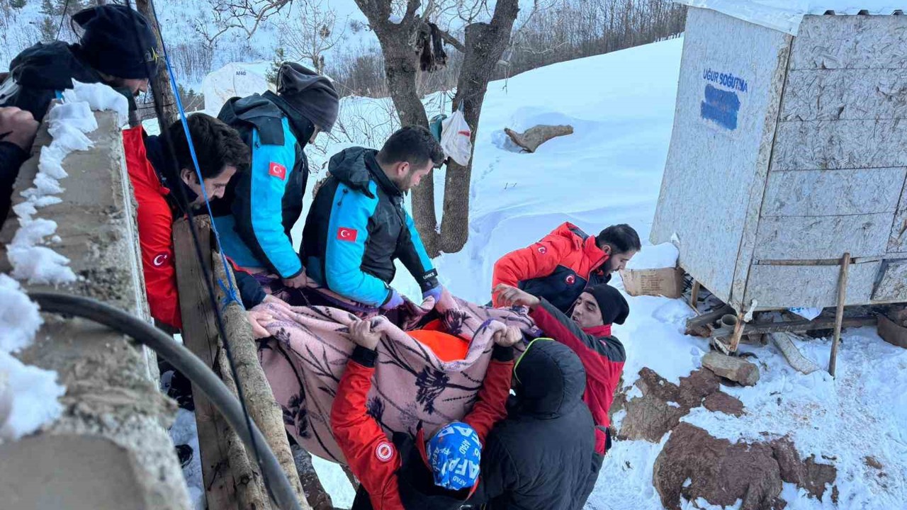 18 saatlik zorlu operasyonla mahsur kalan hasta kurtarıldı
