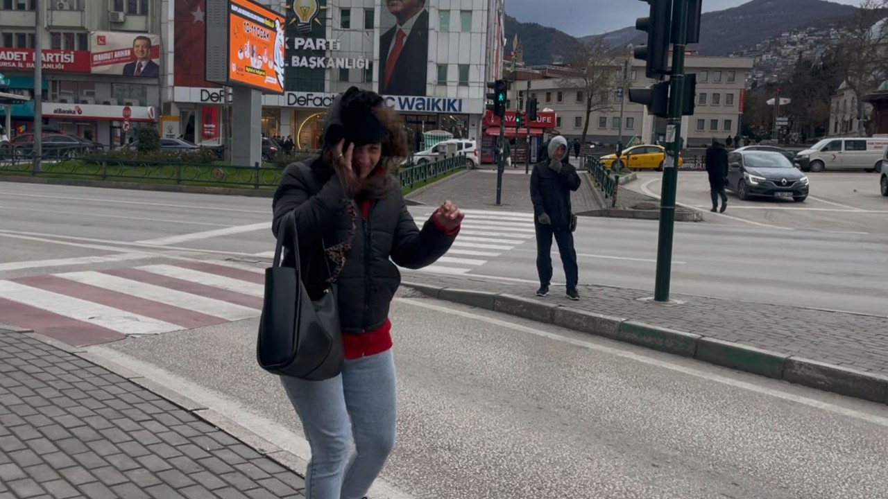 Bursa’da fırtına uçurdu...Yolda yürümekte güçlük çektiler

