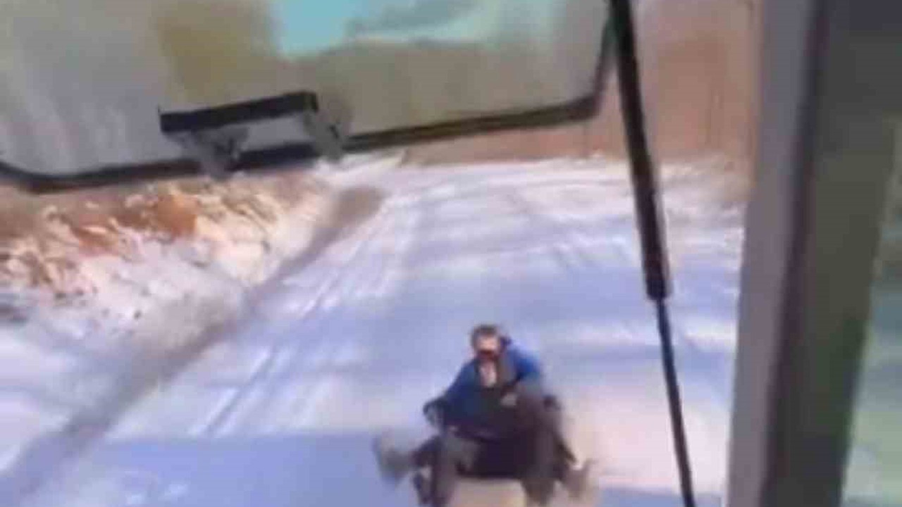 Bursa’da çocuklar traktöre bağlanan lastiklerle karın keyfini çıkardı
