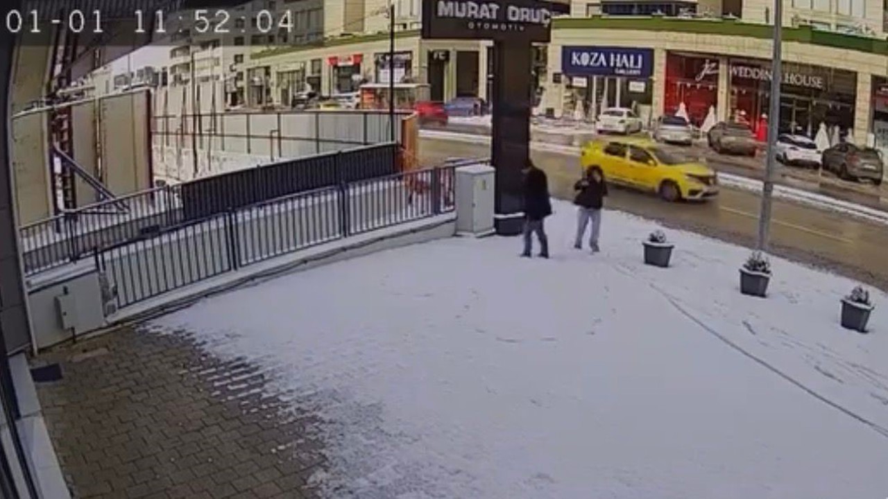 Bursa’da karla kaplanan kaldırımda kalp çizdiler, güvenlik kamerasını izleyenlerin içi ısındı
