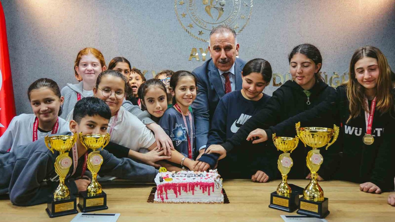 Şampiyonluk pastasını birlikte kestiler
